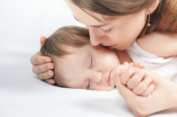 Anne bebek öpüşme. Bakım kavramı - Fotoğraf, Görsel