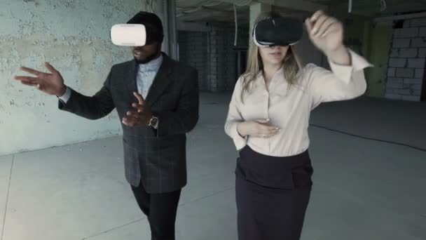 Бизнесмены обсуждают интерьер помещения в VR
 - Кадры, видео