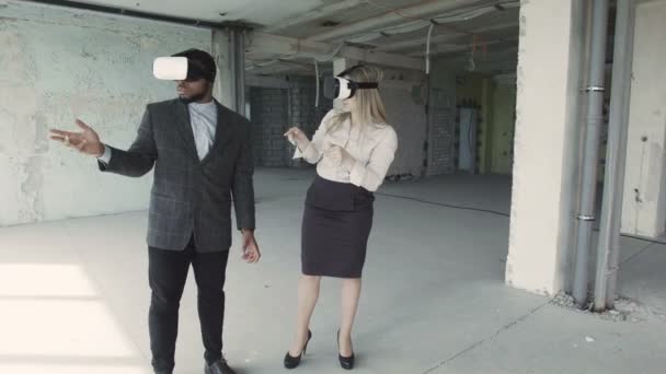Des hommes d'affaires discutent de l'intérieur de la pièce à oculus rift
 - Séquence, vidéo