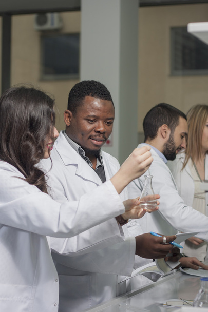 Група молодих медичних працівників працює в лабораторній техніці
 - Фото, зображення