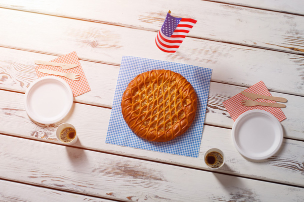 Bandiera americana, torta e bevande
. - Foto, immagini