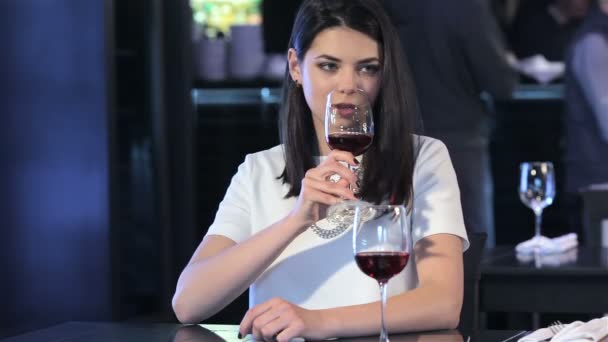 Ποτά κορίτσι κρασί στο εστιατόριο - Πλάνα, βίντεο