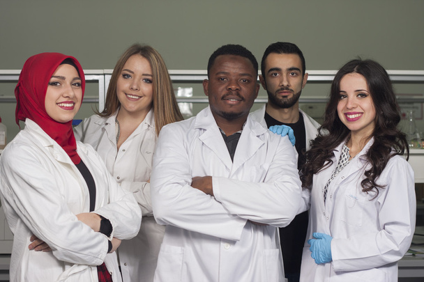 Gruppo di giovani operatori medici stanno lavorando in laboratorio come tecnici di laboratorio
 - Foto, immagini