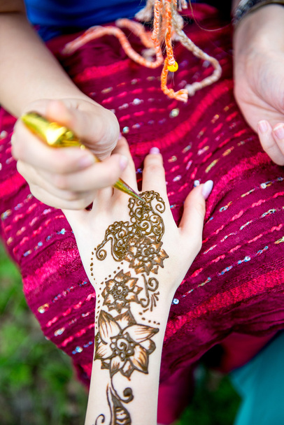 Εικόνα του ανθρώπινου χεριού είναι διακοσμημένο με τατουάζ χέννα, mehendi  - Φωτογραφία, εικόνα