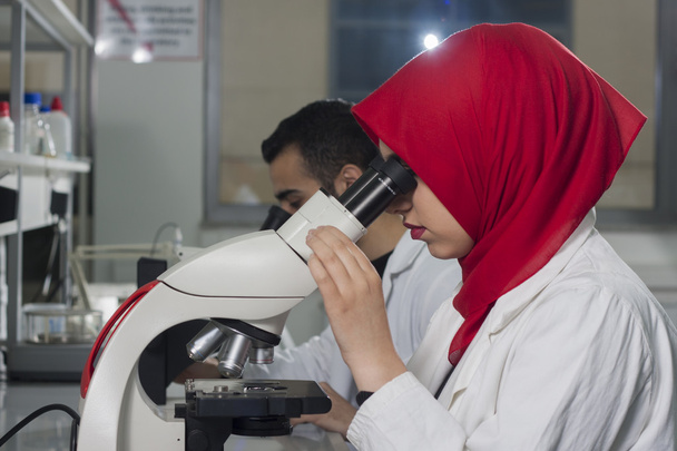 Skupina mladých zdravotníci pracují v laboratoři jako laboratorní technik - Fotografie, Obrázek