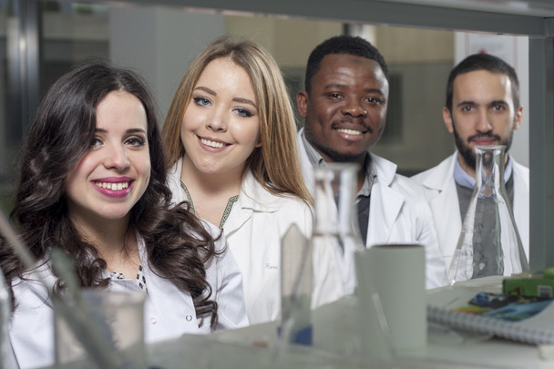 Skupina mladých zdravotníci pracují v laboratoři jako laboratorní technika - Fotografie, Obrázek