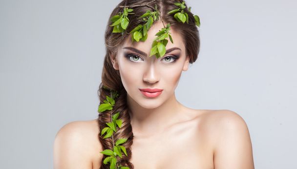 Beautiful Girl With fresh green leaves in her hair. Beauty Model - Fotoğraf, Görsel