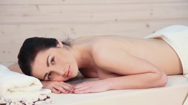 belle fille faire massage dans le spa
 - Séquence, vidéo