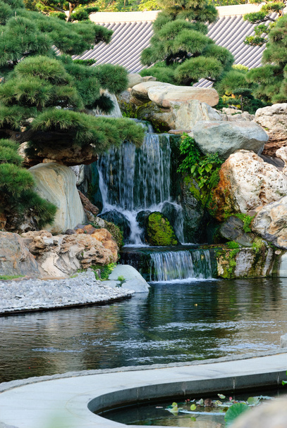 Водопад в китайском саду
 - Фото, изображение