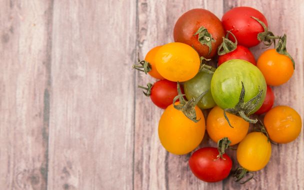 kleurrijke cherry tomaten - Foto, afbeelding