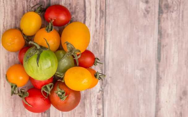 tomates cereja coloridos
 - Foto, Imagem