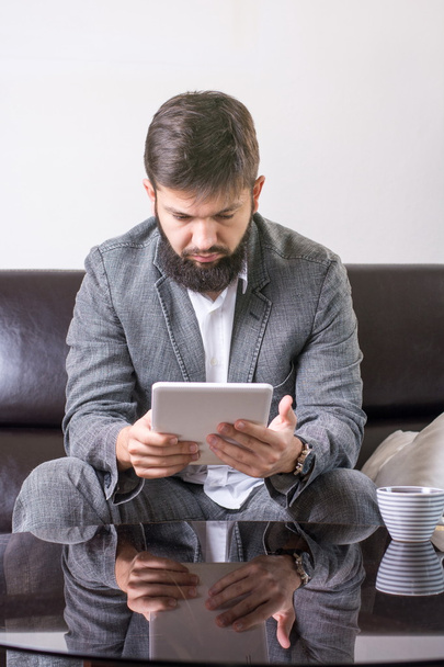 hombre de negocios leyendo desde tableta
 - Foto, imagen