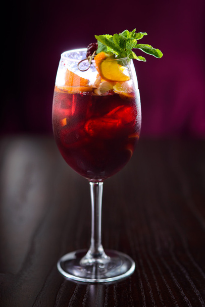 wine cocktail with mint garnish. - Foto, afbeelding
