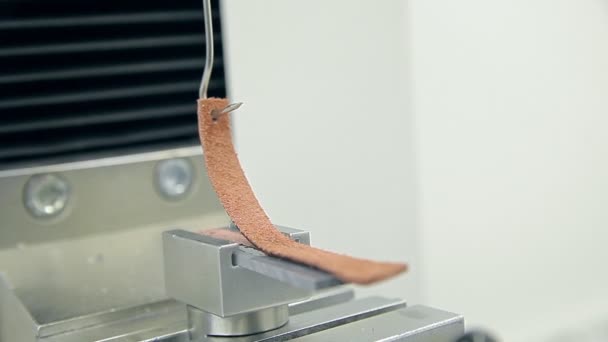 ein Gerät zur Überprüfung der Qualität von Stoff oder Leder - Filmmaterial, Video