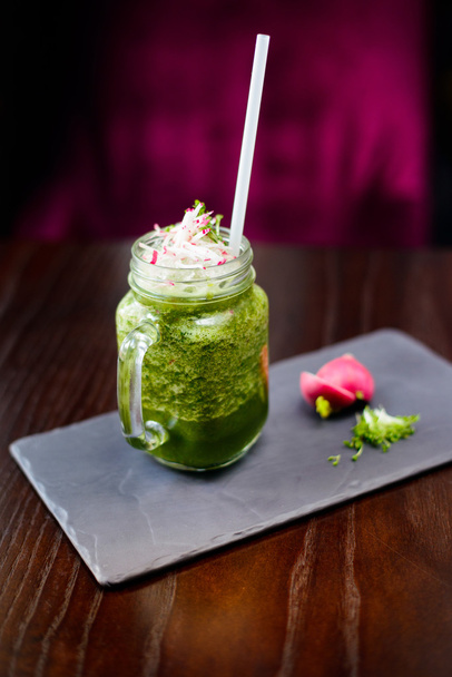 Υγιή πράσινο smoothie με άχυρο σε μια κούπα βάζο - Φωτογραφία, εικόνα