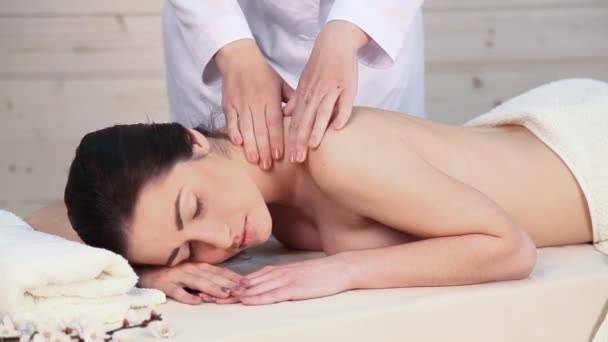 schöne Mädchen tun Massage in der Therme - Filmmaterial, Video