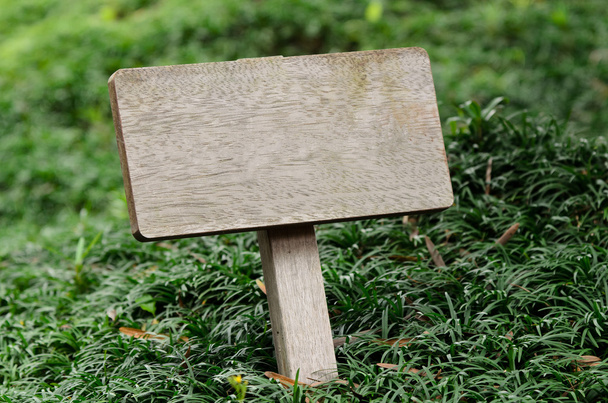 letrero de madera contra el fondo de hierba
 - Foto, Imagen