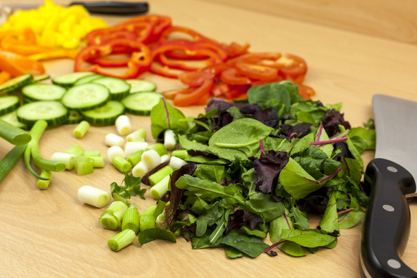 Закрыть салат с детскими листьями и топором
 - Фото, изображение