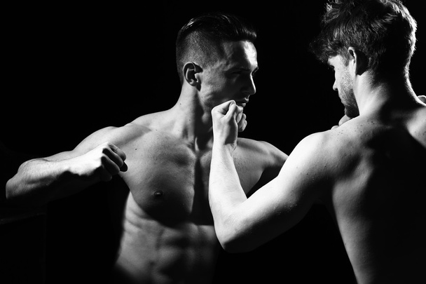 Jóvenes hombres musculosos boxeo
 - Foto, Imagen