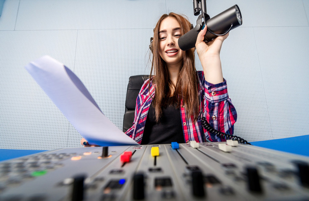 DJ werken op de radio - Foto, afbeelding