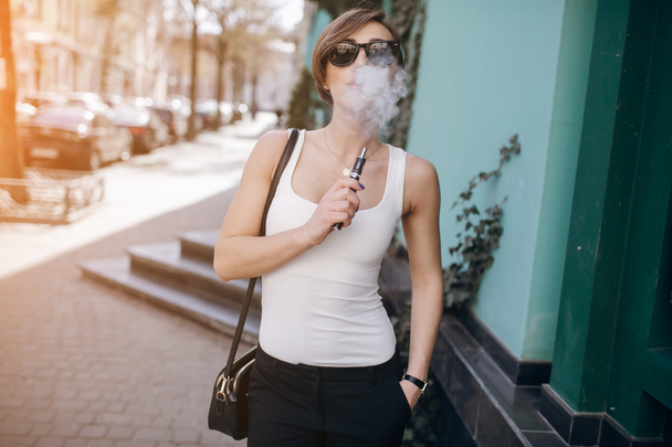 girl with the electronic cigarette - Foto, Imagen