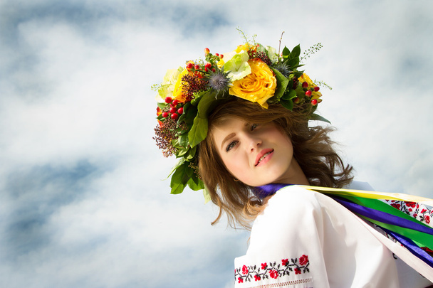 Ragazza in costume nazionale ucraino con una corona di fiori
  - Foto, immagini
