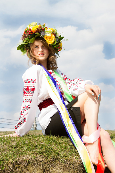 Tyttö Ukrainan kansallispuku seppele kukkia
  - Valokuva, kuva
