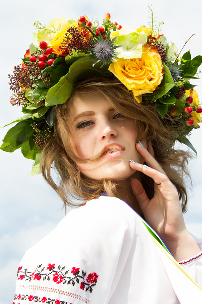 Menina em traje nacional ucraniano com uma coroa de flores
  - Foto, Imagem