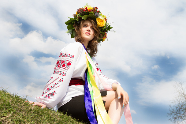 Menina em traje nacional ucraniano com uma coroa de flores
  - Foto, Imagem