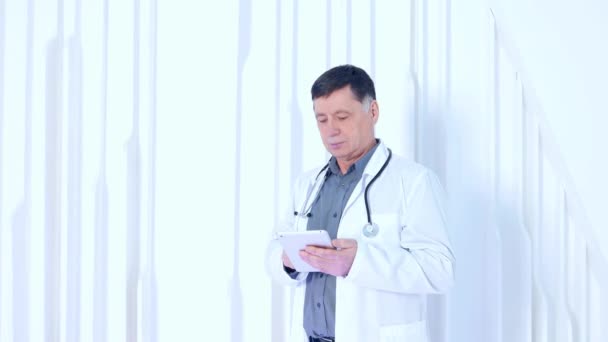 equipe de médicos com ressonância magnética da coluna vertebral
 - Filmagem, Vídeo