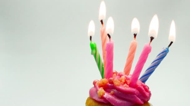 Pastel de cumpleaños rosa con iluminación de velas
 - Imágenes, Vídeo