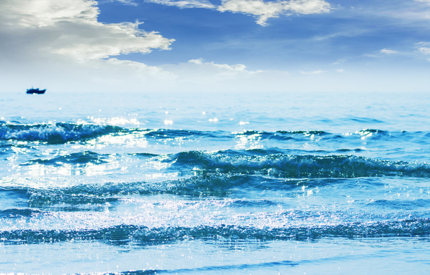 Отражение солнечного света на синих волнах
 - Фото, изображение