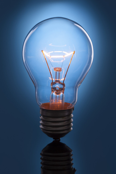 lampada incandescente su sfondo blu
 - Foto, immagini