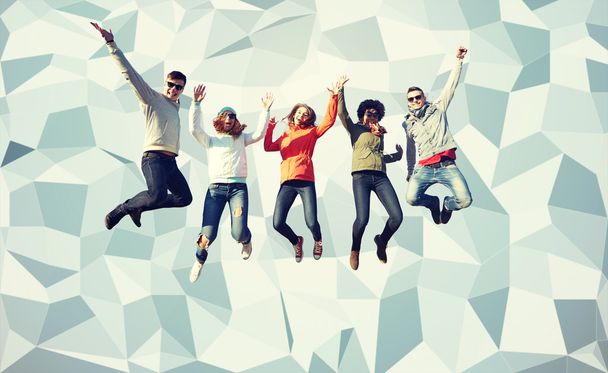 Lächelnde Freunde mit Sonnenbrille springen hoch - Foto, Bild
