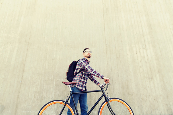hipster man with fixed gear bike and backpack - Фото, изображение