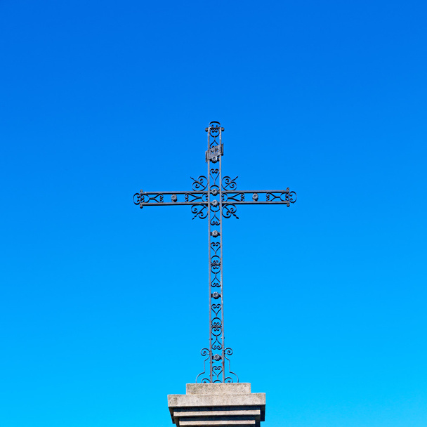 grama cruz sagrada abstrato na itália europa e o céu backg
 - Foto, Imagem
