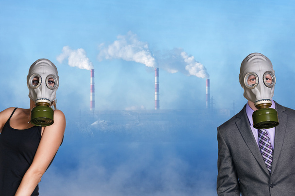 Emberek visel gázmaszk gyári háttér - Fotó, kép
