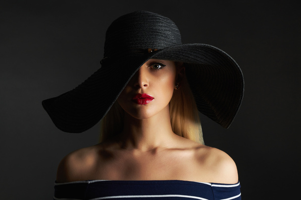 Hermosa mujer con sombrero
 - Foto, Imagen