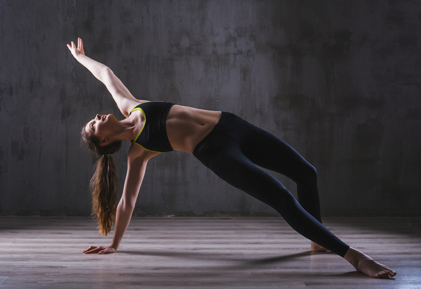 Sport woman posing in photostudio. Fitness motivation picture - Valokuva, kuva