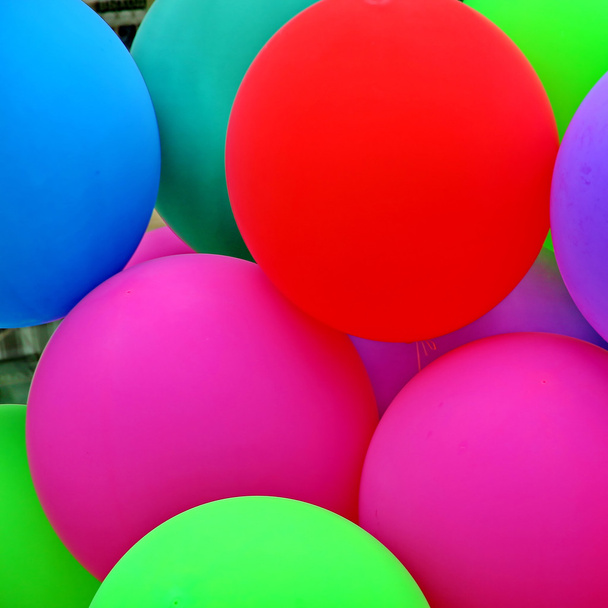 Kleurrijke ballonnen met happy viering partij - Foto, afbeelding
