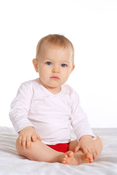 Child is sitting in the diaper - Φωτογραφία, εικόνα