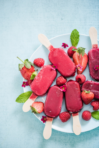 berry popsicle from above with edible flowers - Photo, Image