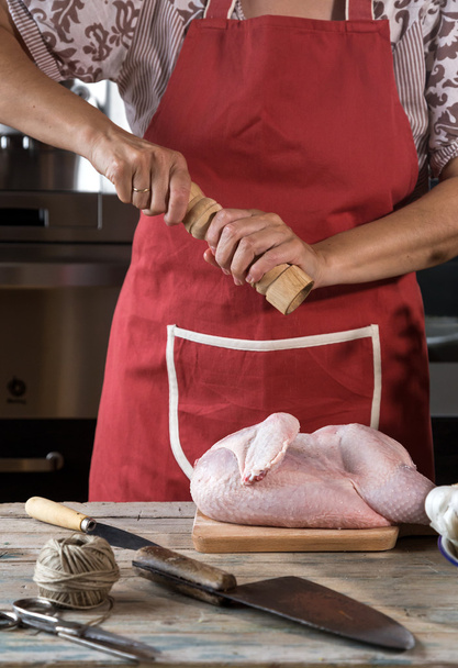 Неузнаваемая женщина готовит курицу
 - Фото, изображение
