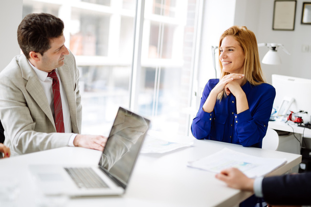 Businesswoman talking to colleague in office - Photo, Image