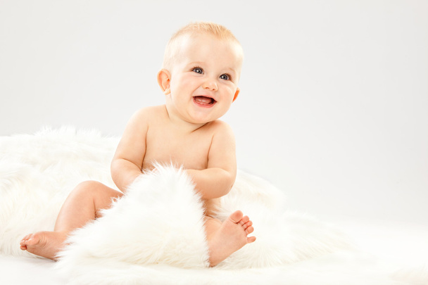 όμορφα ξανθά μαλλιά, μπλε μάτια μωρό σε ένα λευκό δωμάτιο - Φωτογραφία, εικόνα