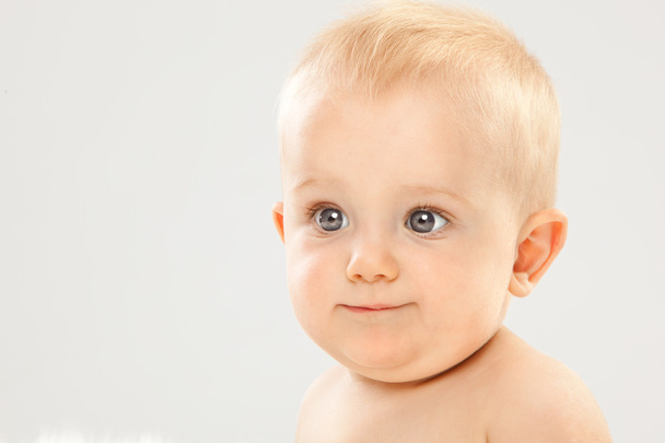 cabelo loiro bonito olhos azuis bebê em uma sala branca
 - Foto, Imagem