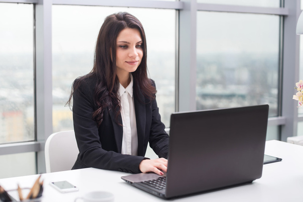 деловая женщина с ноутбуком в офисе, на работе
 - Фото, изображение