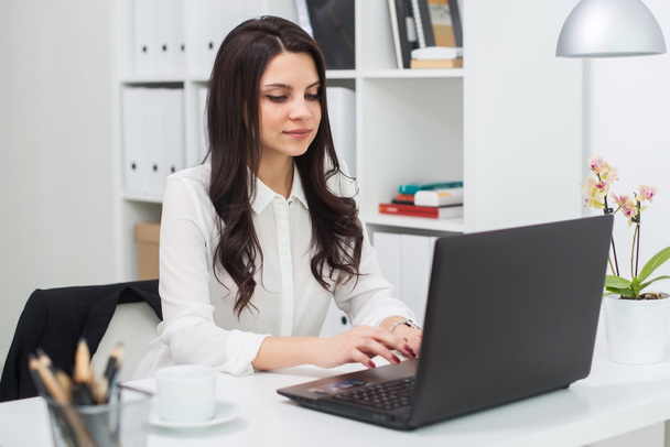 biznes kobieta z notebooka w biurze, w miejscu pracy - Zdjęcie, obraz