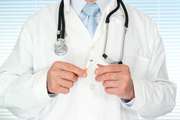 Kaukasische arts met een stethoscoop staande - Foto, afbeelding