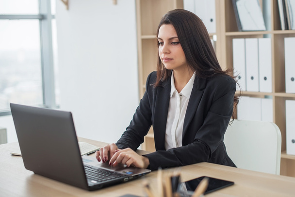 деловая женщина с ноутбуком в офисе, на работе
 - Фото, изображение